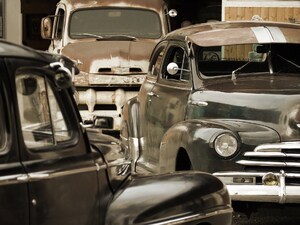 Old vintage garage, Vintage Oldtimersammlung, survivor cars, Ford F1 1952, Chevrolet Stylemaster 1948, Ford Deluxe 1947,  Flathead V8