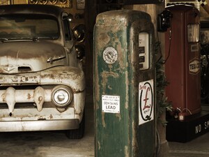 Old vintage garage, Vintage Oldtimersammlung, survivor cars, Ford F1 1952